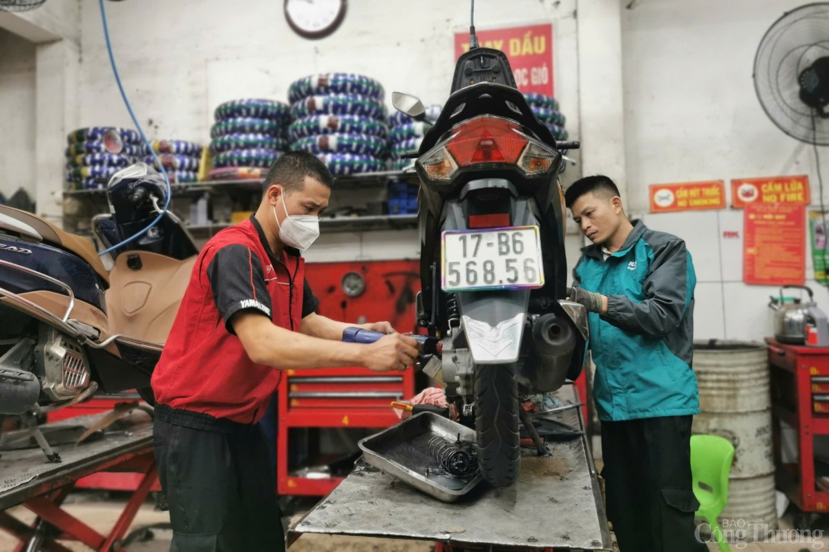 Ngày kiếm 15 triệu nhờ 'xông hơi' cho xe máy dịp Tết