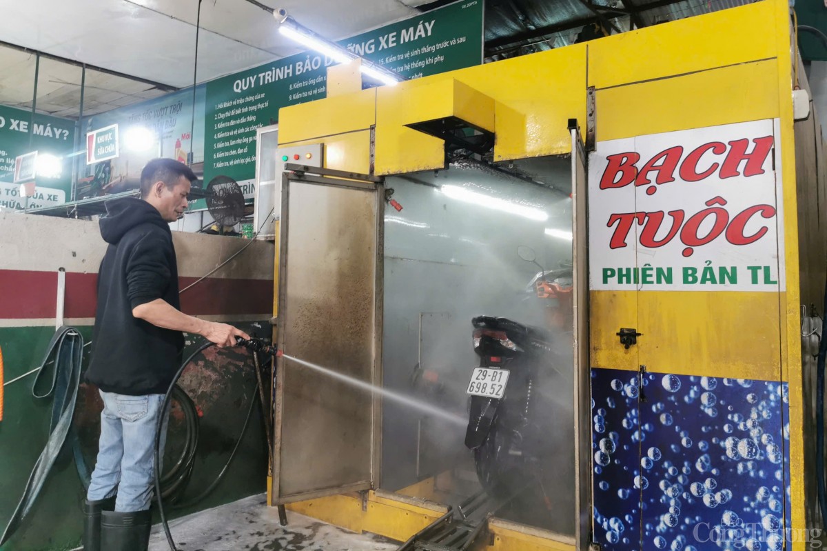 Ngày kiếm 15 triệu nhờ 'xông hơi' cho xe máy dịp Tết