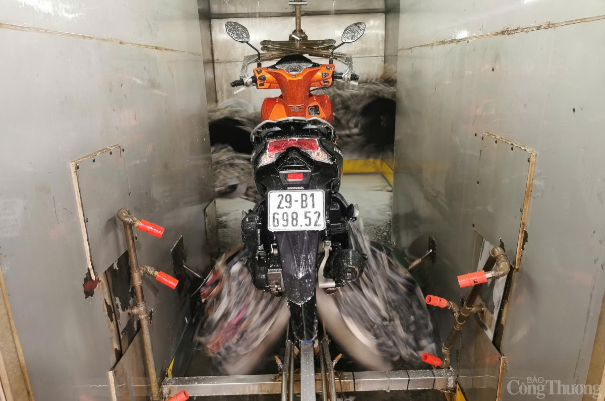 Ngày kiếm 15 triệu nhờ 'xông hơi' cho xe máy dịp Tết