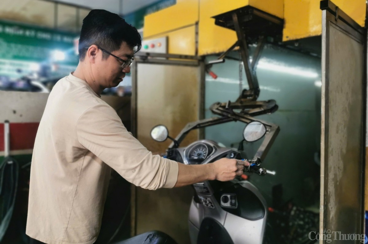Ngày kiếm 15 triệu nhờ 'xông hơi' cho xe máy dịp Tết