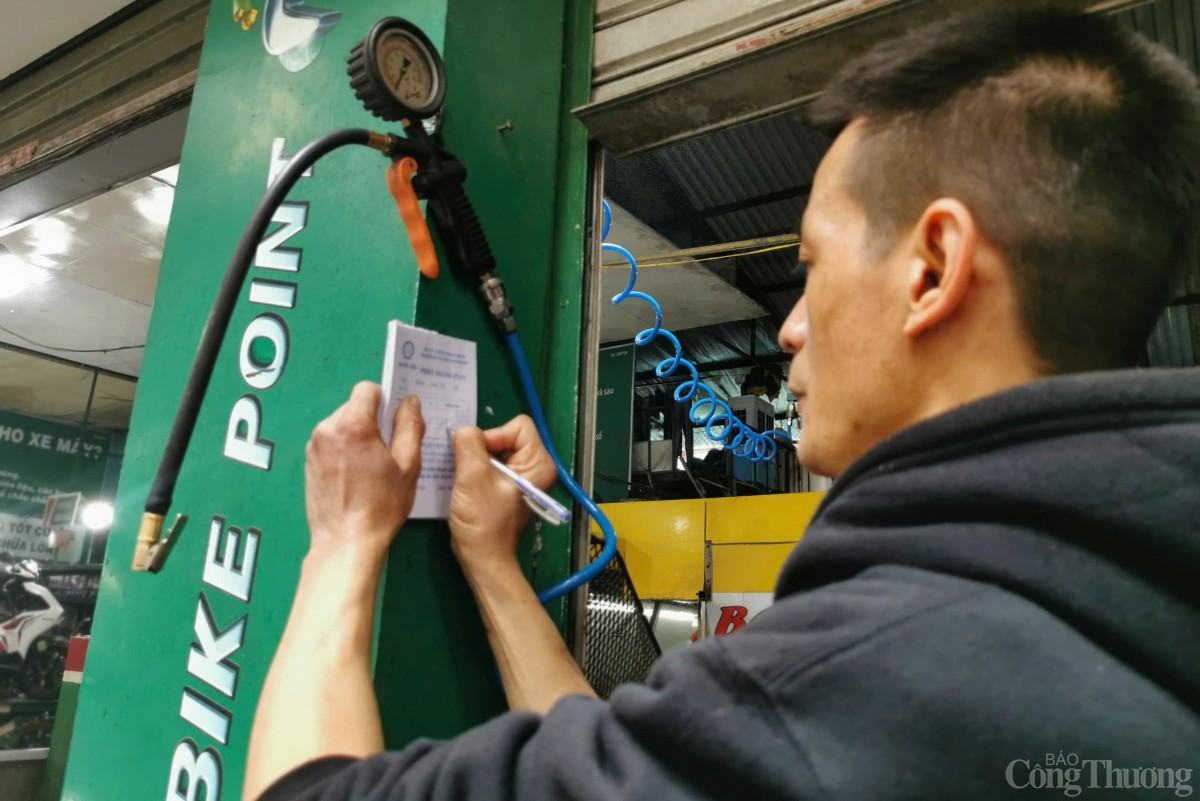 Ngày kiếm 15 triệu nhờ 'xông hơi' cho xe máy dịp Tết