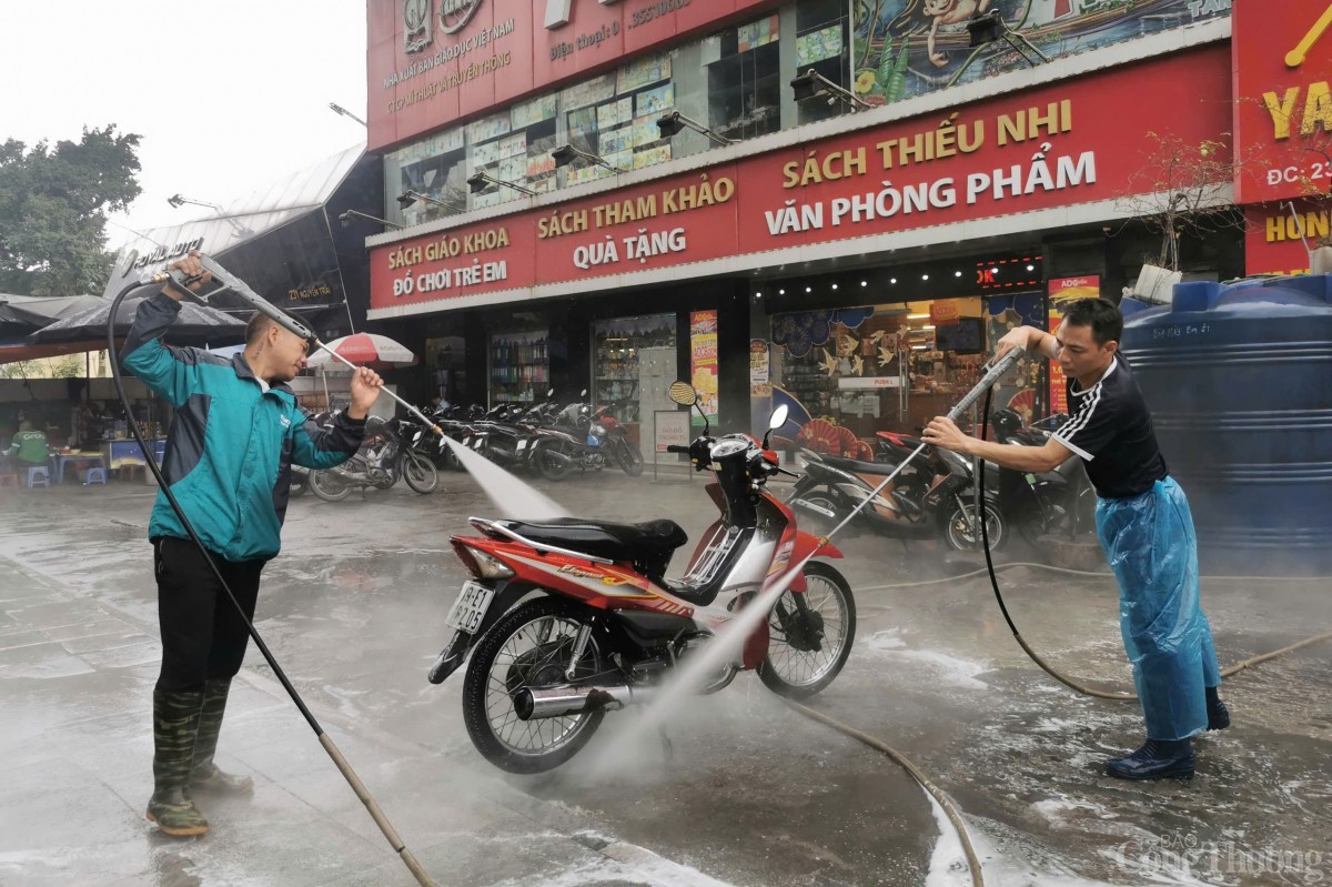 Ngày kiếm 15 triệu nhờ 'xông hơi' cho xe máy dịp Tết
