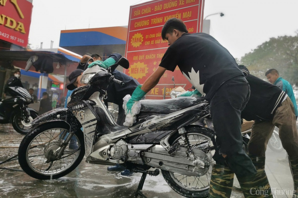 Ngày kiếm 15 triệu nhờ 'xông hơi' cho xe máy dịp Tết