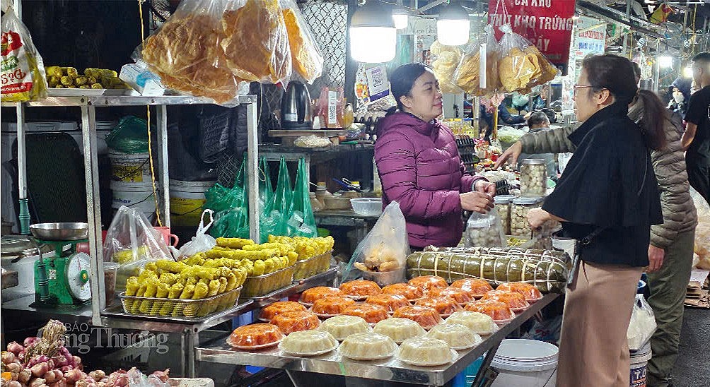 Người tiêu dùng Thủ đô mua sắm Tết Nguyên đán Ất Tỵ tại chợ dân sinh Hà Nội