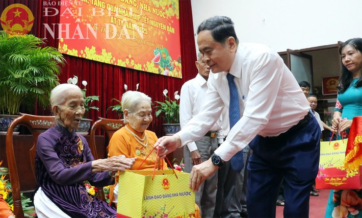 Chủ tịch Quốc hội Trần Thanh Mẫn tặng quà Tết gia đình chính sách, người có công với cách mạng; hộ gia đình nghèo trên địa bàn TP. Cần Thơ. Ảnh: Nguyễn Hành Chủ tịch Quốc hội Trần Thanh Mẫn tặng quà Tết gia đình chính sách, người có công với cách mạng; hộ gia đình nghèo trên địa bàn TP. Cần Thơ. Ảnh: Nguyễn Hành