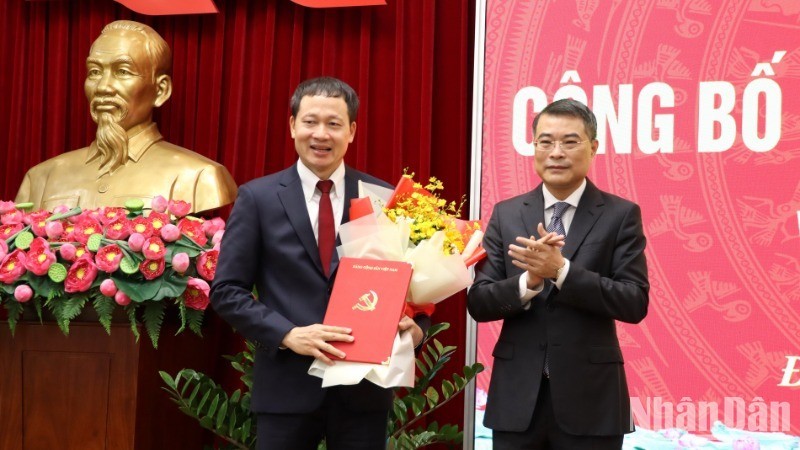 Đồng chí Lê Minh Hưng trao quyết định và tặng hoa chúc mừng đồng chí Vũ Hồng Văn. Ảnh: Nhân Dân
