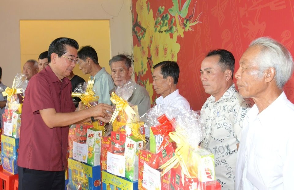 Võ Văn Dũng - Phó Trưởng ban Thường trực Ban Nội chính Trung ương thăm hỏi và tặng quà tết cho người dân vùng căn cứ Cái Chanh. Võ Văn Dũng - Phó Trưởng ban Thường trực Ban Nội chính Trung ương thăm hỏi và tặng quà tết cho người dân vùng căn cứ Cái Chanh.