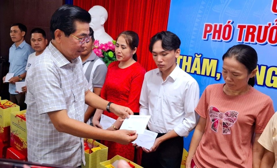 Võ Văn Dũng - Phó Trưởng ban Thường trực Ban Nội chính Trung ương trao tặng quà cho các công nhân, lao động tỉnh Bạc Liêu. Võ Văn Dũng - Phó Trưởng ban Thường trực Ban Nội chính Trung ương trao tặng quà cho các công nhân, lao động tỉnh Bạc Liêu.