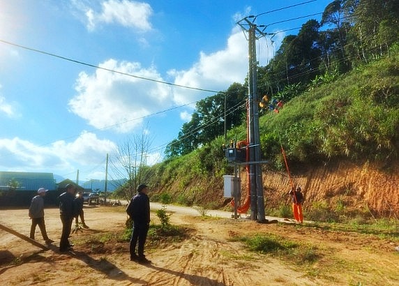 Hàng nghìn hộ dân đón Xuân mới bằng điện lưới quốc gia Hàng nghìn hộ dân đón Xuân mới bằng điện lưới quốc gia