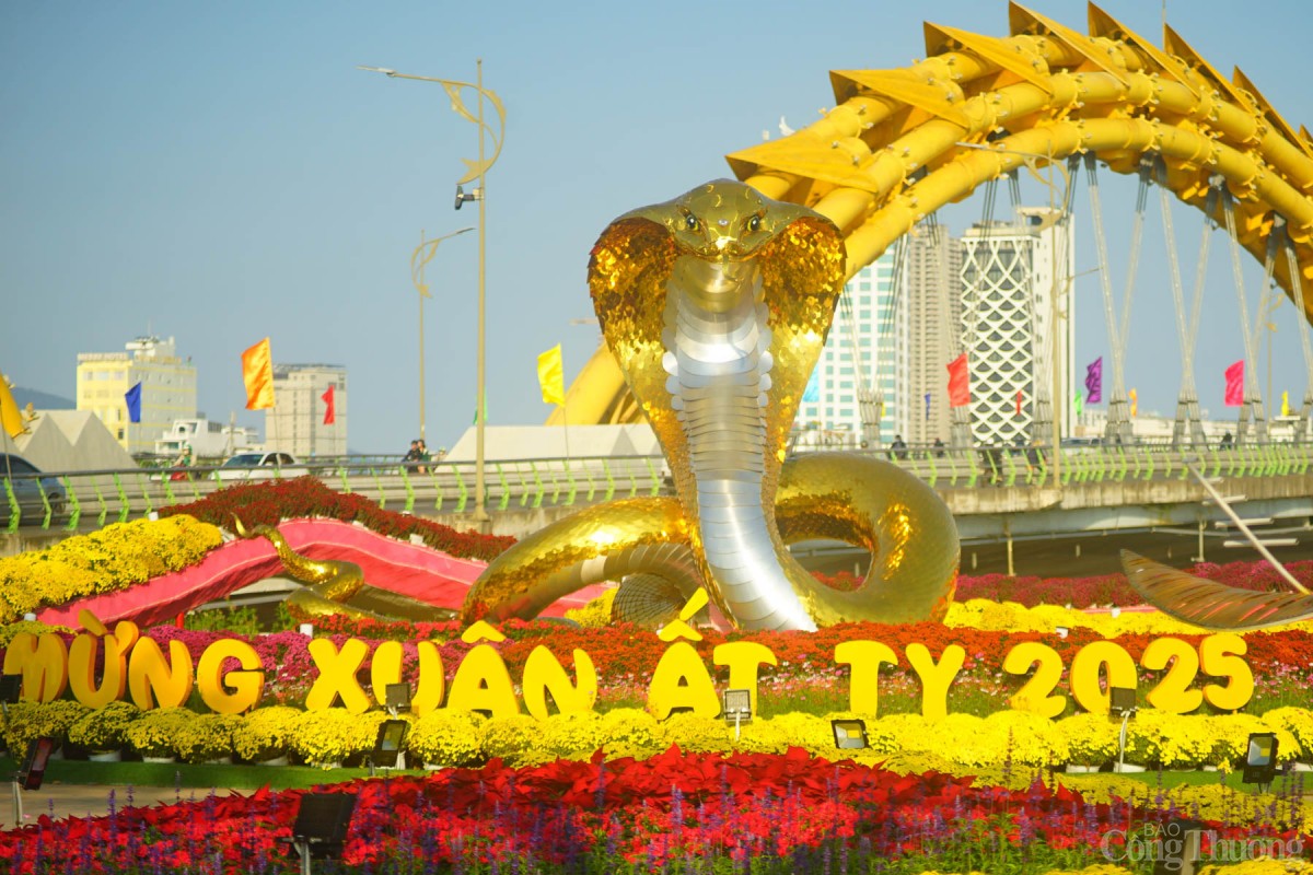 Linh vật rắn tại phía đuôi cầu Rồng (phía đường Bạch Đằng) cao gần 5m, dài 20m.