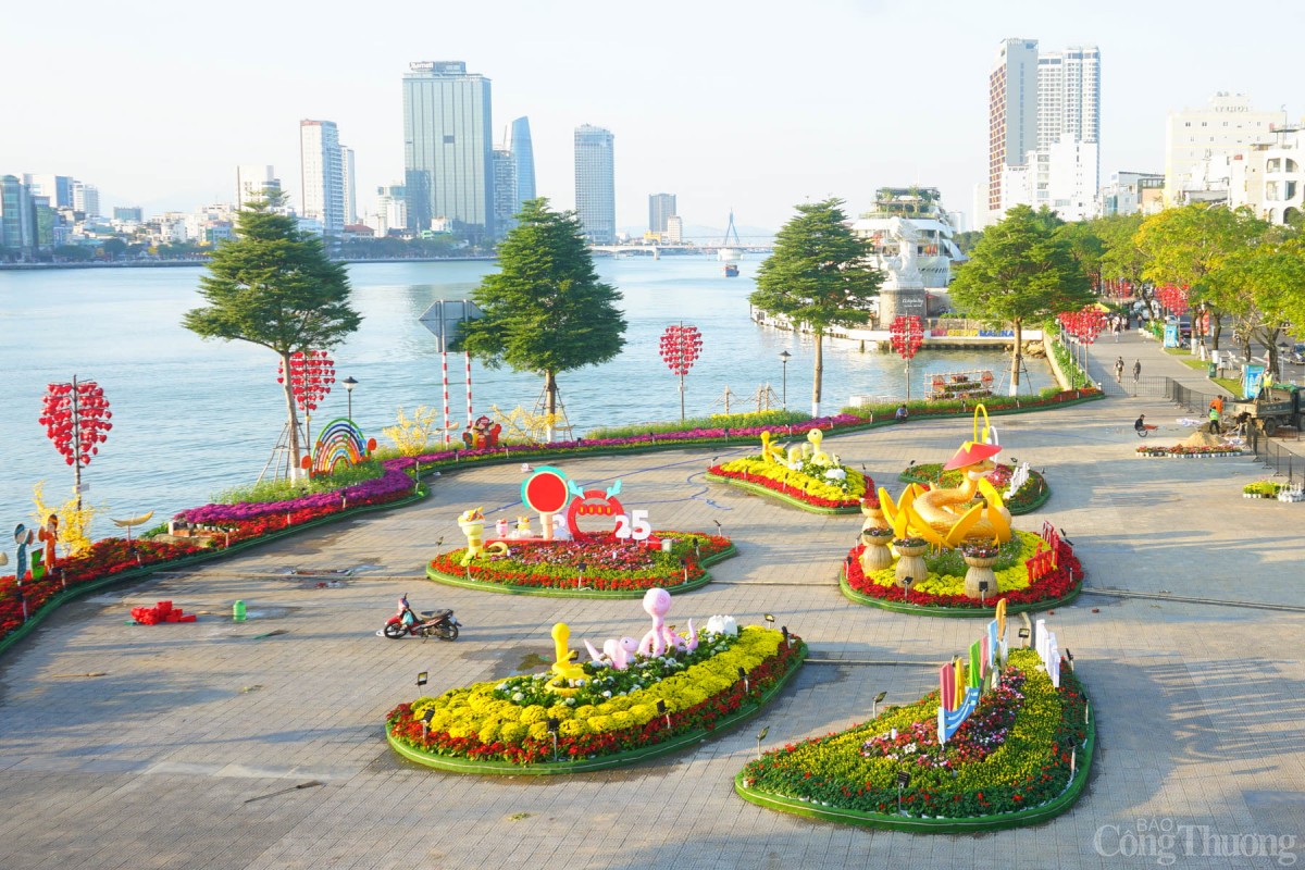 Không gian đường hoa Tết được thiết kế kỳ công với những tiểu cảnh sinh động, đa dạng mang