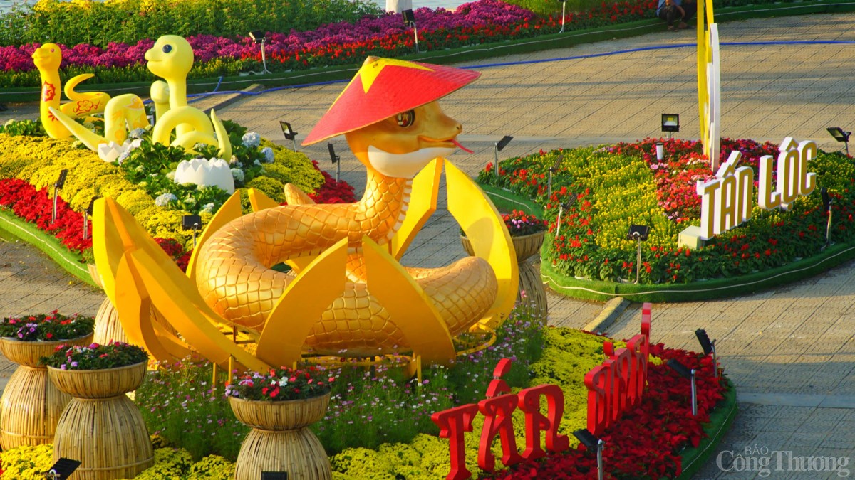 Điểm nhấn của các khu vực trang trí là hình ảnh linh vật rắn – Con giáp biểu tượng của năm Ất Tỵ 2025.