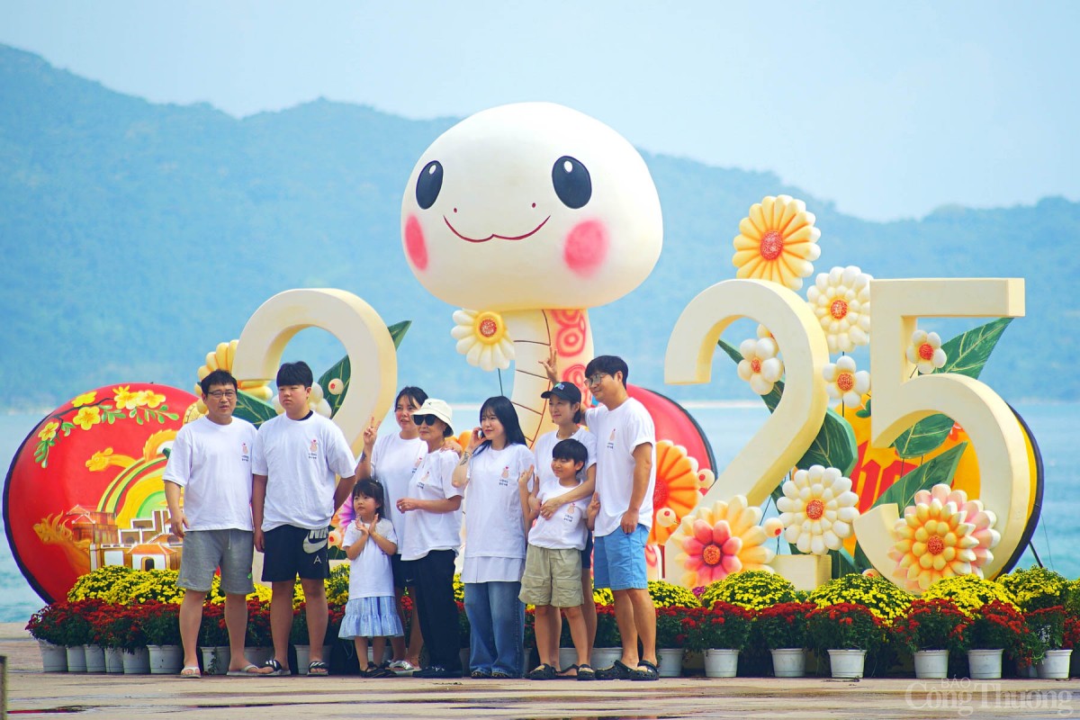 Khách du lịch check in cùng gia đình tại điểm trang trí hoa Tết khu vực công viên biển Phạm Văn Đồng