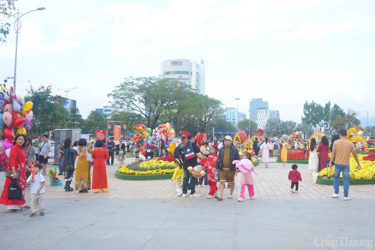 Đường hoa Tết Ất Tỵ 2025 hai bên bờ sống Hàn đã chính thức mở của cho người dân, khách du lịch tham quan, chụp ảnh.