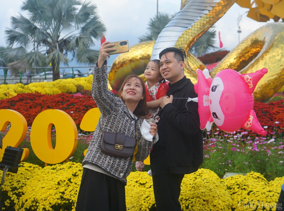 Chiều 26/1 (tức 27/12 Âm lịch), trước khi có mưa và không khí lạnh từ miền Bắc tràn vào, rất đông người dân, du khách đã tranh thủ check – in với đường hoa Tết