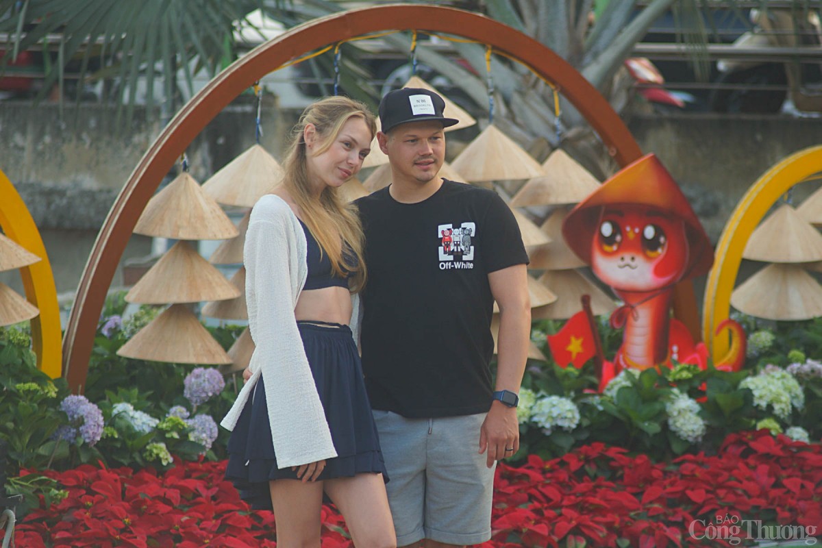 Đường hoa Tết Đà Nẵng cũng thu hút sự quan tâm, thích thú của du khách