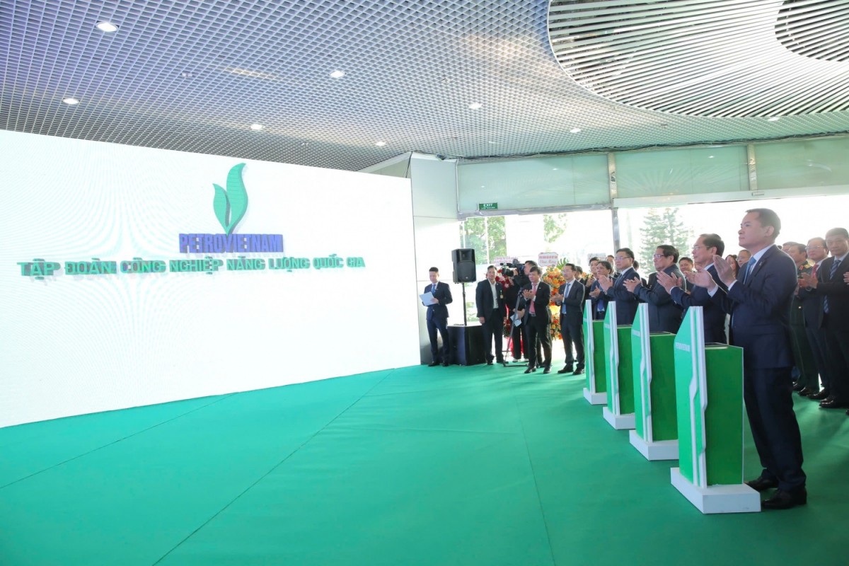 Thủ tướng Chính phủ Phạm Minh Chính, Phó Thủ tướng Bùi Thanh Sơn và lãnh đạo Petrovietnam thực hiện nghi thức chuyển dịch Petrovietnam - Tập đoàn Công nghiệp Năng lượng Quốc gia Thủ tướng Chính phủ Phạm Minh Chính, Phó Thủ tướng Bùi Thanh Sơn và lãnh đạo Petrovietnam thực hiện nghi thức chuyển dịch Petrovietnam - Tập đoàn Công nghiệp Năng lượng Quốc gia
