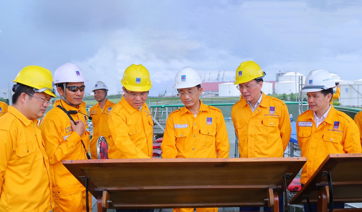 Lãnh đạo Petrovietnam kiểm tra hoạt động tại Kho cảng LNG Thị Vải. Lãnh đạo Petrovietnam kiểm tra hoạt động tại Kho cảng LNG Thị Vải.