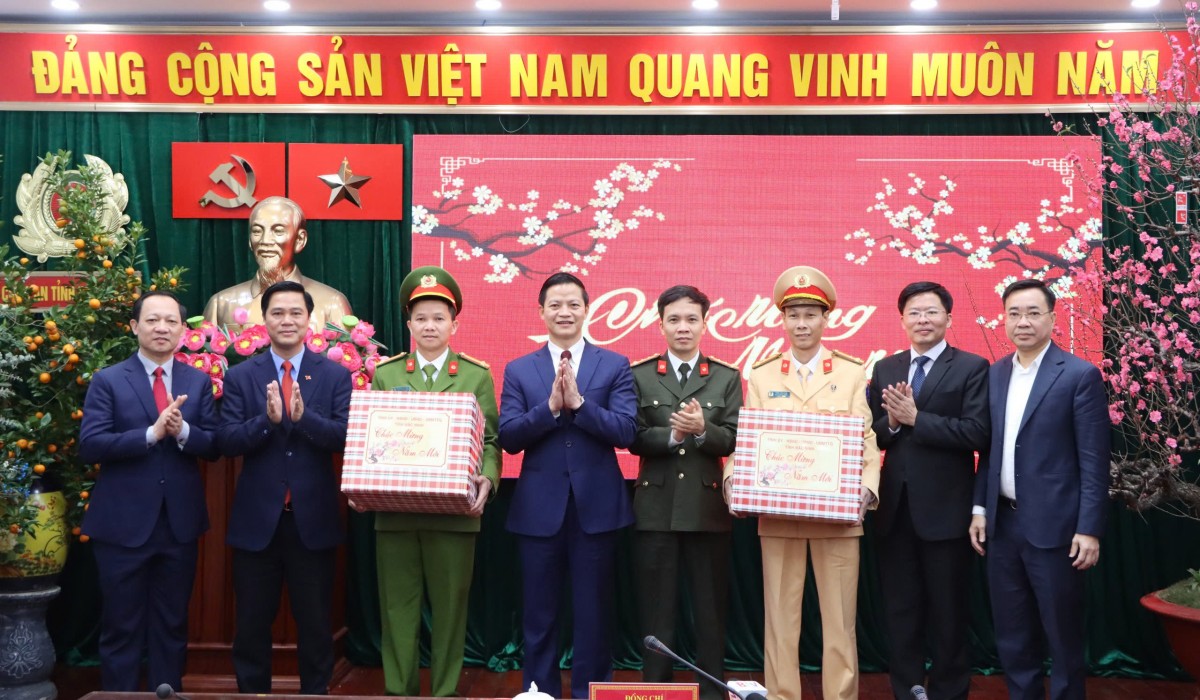 Bắc Ninh thưởng nóng chuyên án phá đường dây lừa đảo xuyên biên giới Bắc Ninh thưởng nóng chuyên án phá đường dây lừa đảo xuyên biên giới