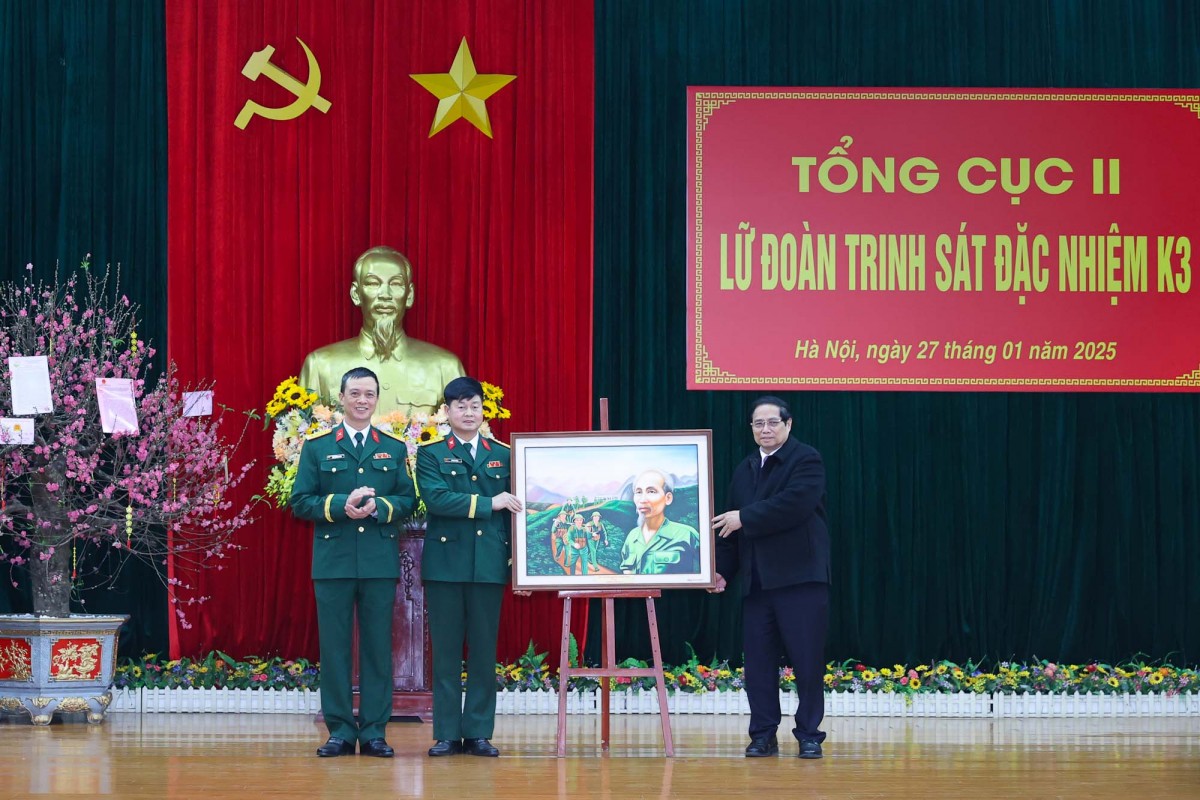 Thủ tướng Phạm Minh Chính tặng quà cán bộ, chiến sĩ Lữ đoàn K3, Tổng cục II - Ảnh: VGP/Nhật Bắc Thủ tướng Phạm Minh Chính tặng quà cán bộ, chiến sĩ Lữ đoàn K3, Tổng cục II - Ảnh: VGP/Nhật Bắc