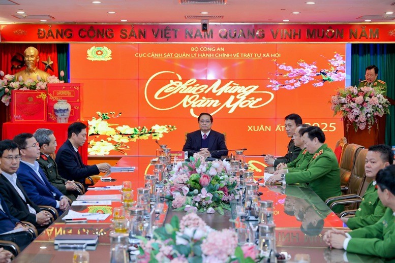 Thủ tướng Phạm Minh Chính thăm, kiểm tra công tác ứng trực và chúc Tết cán bộ, chiến sĩ Cục Cảnh sát quản lý hành chính về trật tự xã hội - Ảnh: VGP/Nhật Bắc Thủ tướng Phạm Minh Chính thăm, kiểm tra công tác ứng trực và chúc Tết cán bộ, chiến sĩ Cục Cảnh sát quản lý hành chính về trật tự xã hội - Ảnh: VGP/Nhật Bắc