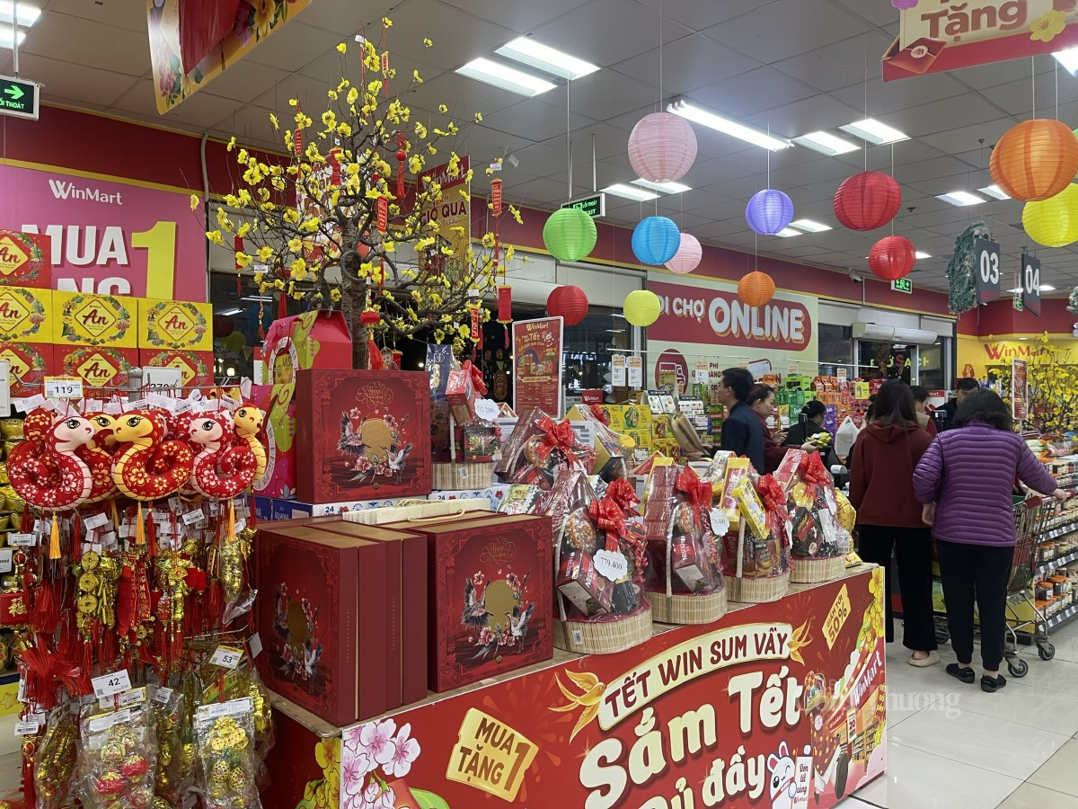 Thị trường giỏ quà Tết năm nay, nhiều sản phẩm mang thương hiệu Việt được người tiêu dùng lựa chọn. Ảnh: Hương Nguyễn