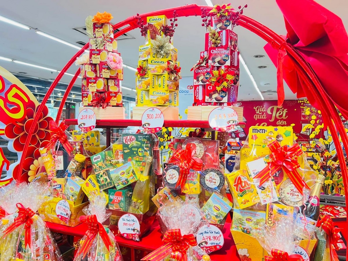Nhiều siêu thị đưa ra các chương trình mua bán online giúp người tiêu dùng đặt giỏ quà Tết qua mạng dễ dàng. Ảnh: Hương Nguyễn