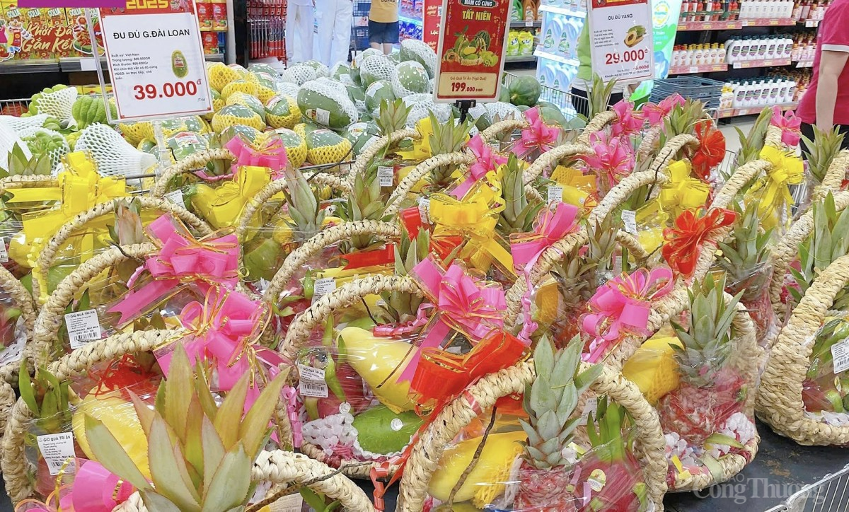 Ngoài mẫu giỏ quà Tết với bánh kẹo truyền thống, giỏ quà Tết với trái cây nội địa cũng được ưa chuộng. Ảnh: Hương Nguyễn