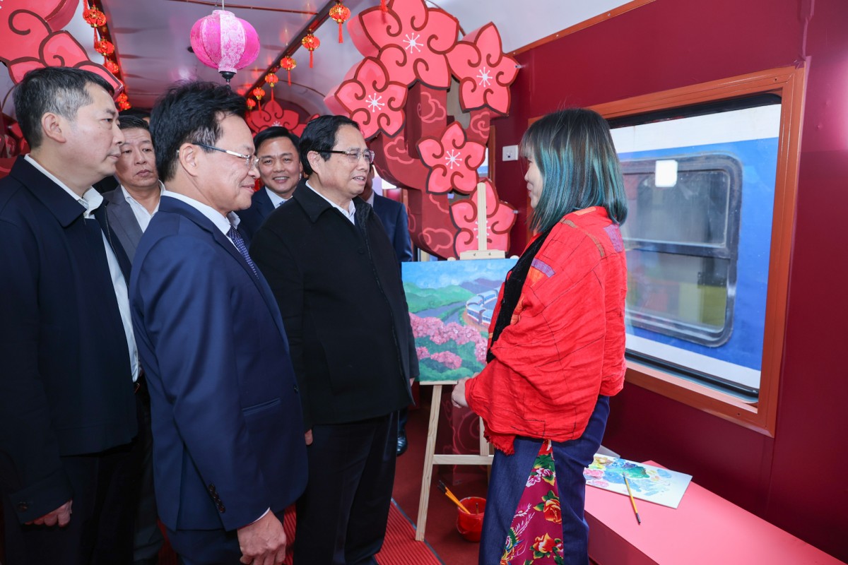 Thủ tướng thăm và nghe giới thiệu về toa tàu không gian văn hoá dành cho hành khách - Ảnh: VGP/Nhật Bắc Thủ tướng thăm và nghe giới thiệu về toa tàu không gian văn hoá dành cho hành khách - Ảnh: VGP/Nhật Bắc