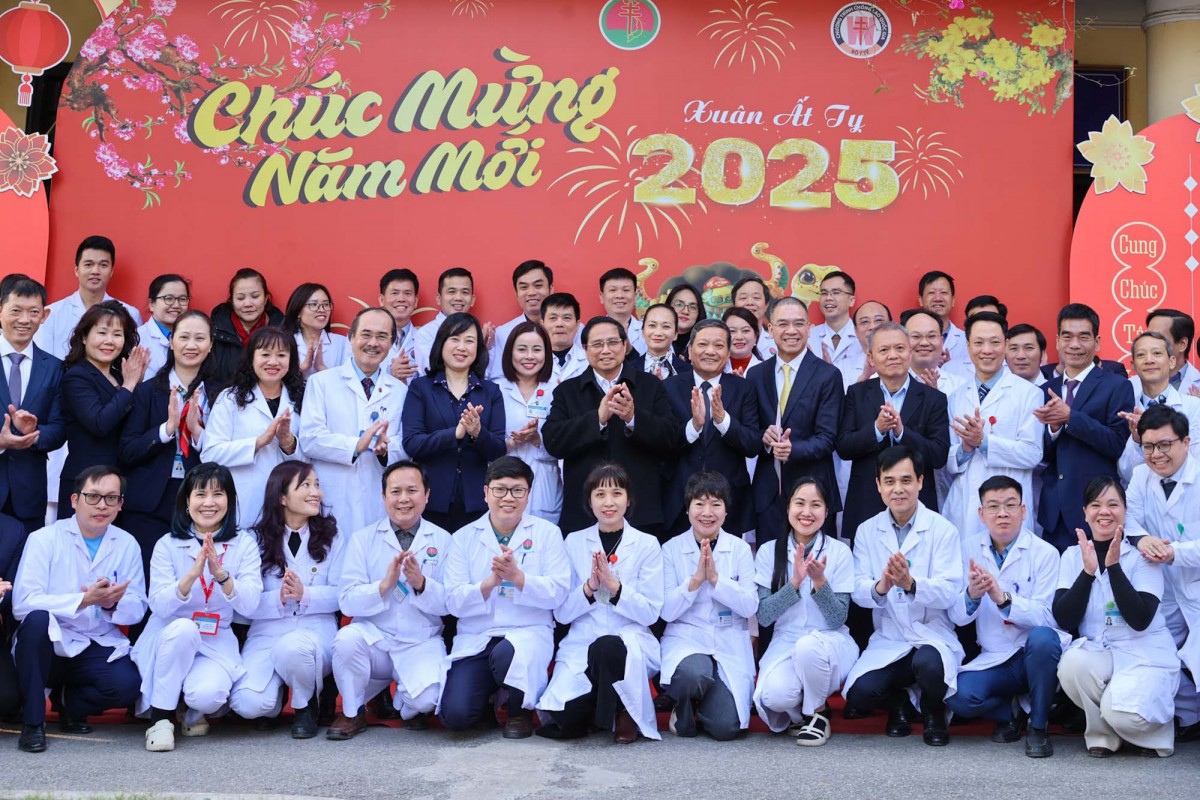 Thủ tướng và các cán bộ, y bác sĩ Bệnh viện Phổi Trung ương - Ảnh: VGP/Nhật Bắc Thủ tướng và các cán bộ, y bác sĩ Bệnh viện Phổi Trung ương - Ảnh: VGP/Nhật Bắc