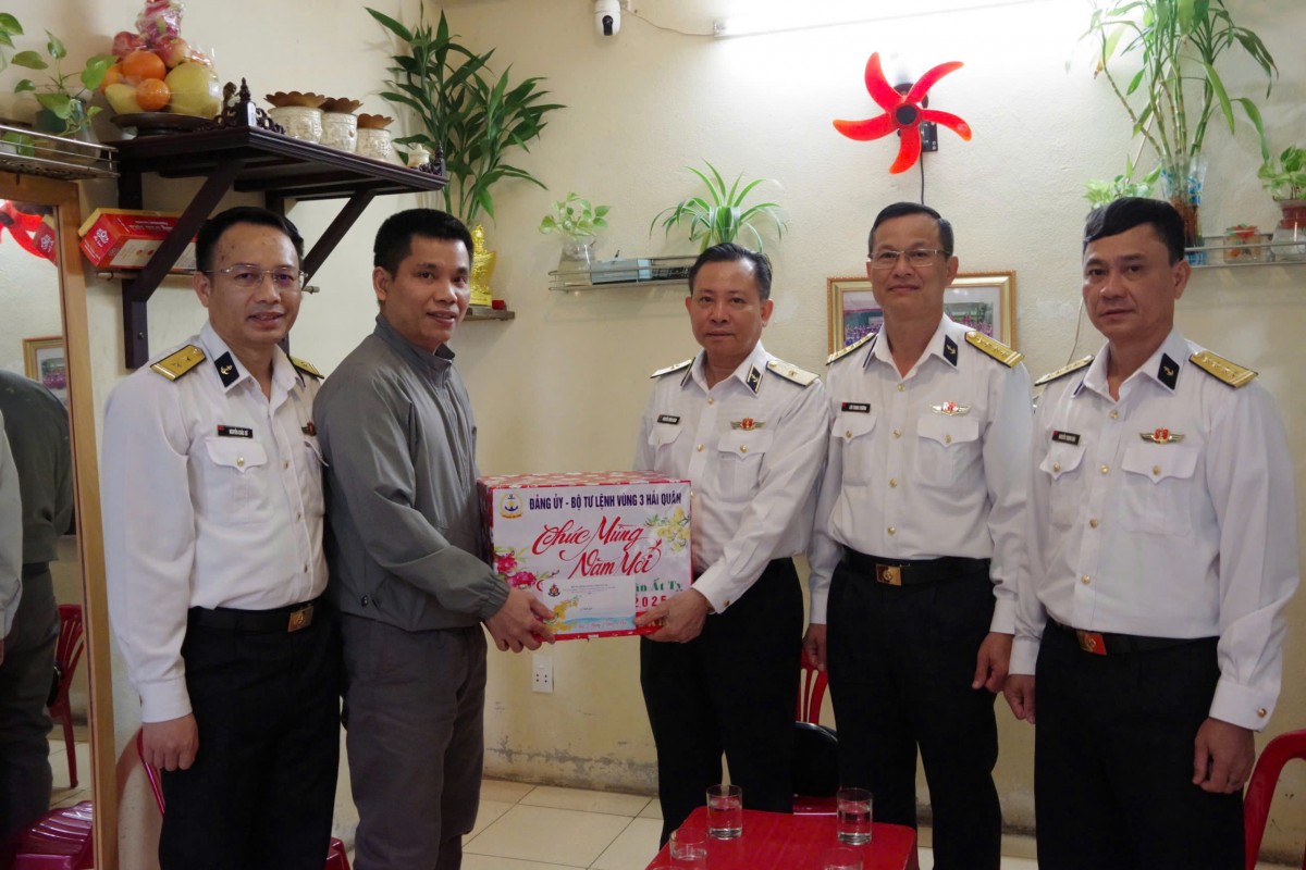 Vùng 3 Hải quân kiểm tra, chúc tết trực tuyến các đơn thực hiện nhiệm vụ trên biển Vùng 3 Hải quân kiểm tra, chúc tết trực tuyến các đơn thực hiện nhiệm vụ trên biển