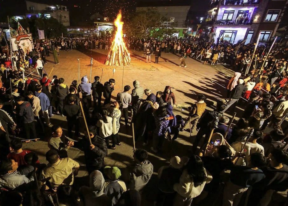 Người dân chuẩn bị lấy lửa ở sân đình làng biển Cảnh Dương (Ảnh: Bá Cường) Người dân chuẩn bị lấy lửa ở sân đình làng biển Cảnh Dương (Ảnh: Bá Cường)