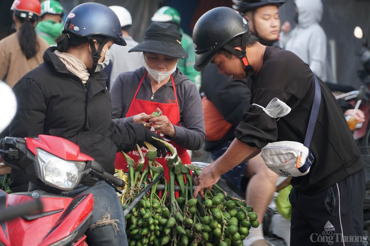 Hối hả mua bán chợ Tết ngày cuối năm