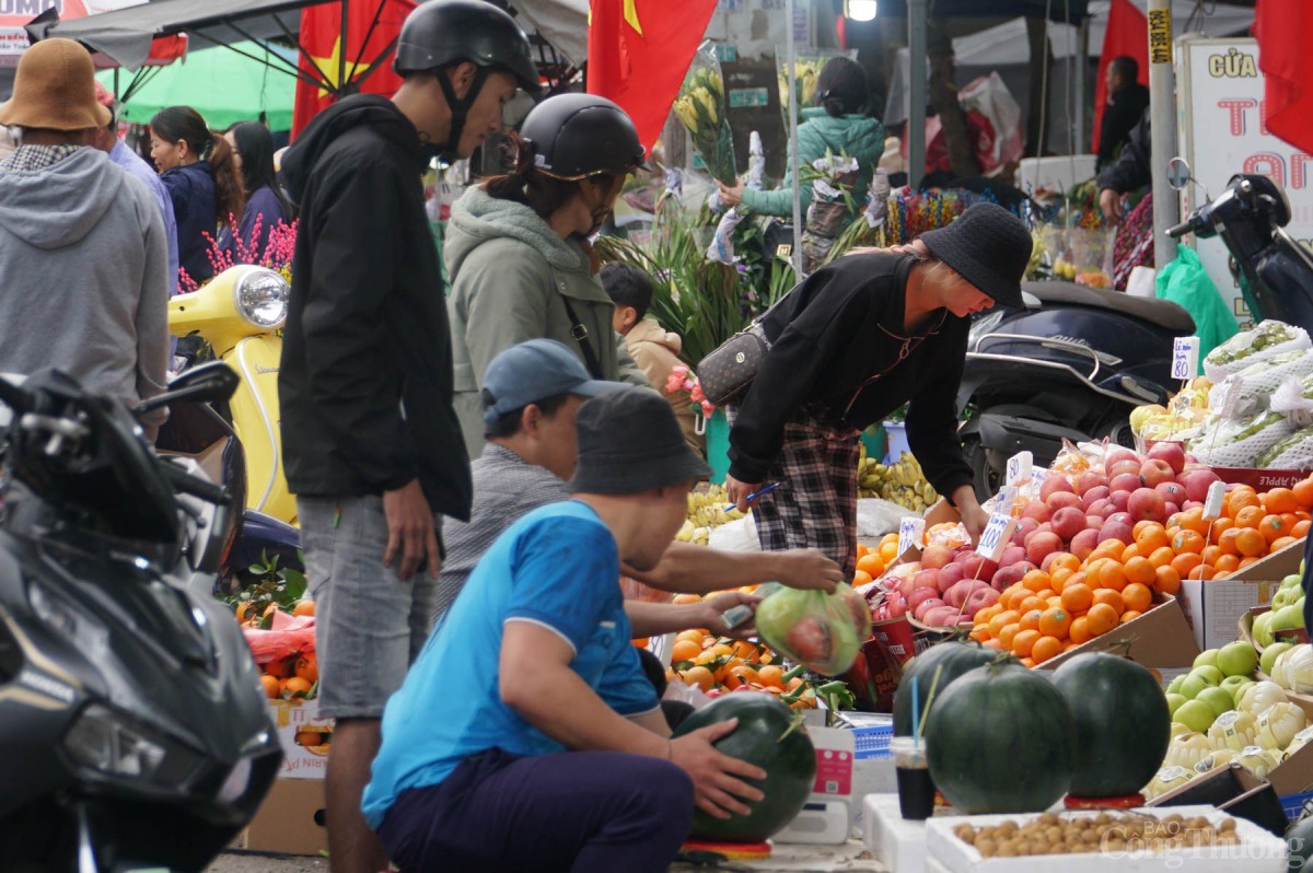 Khu vực nhộn nhịp nhất là hàng trái cây