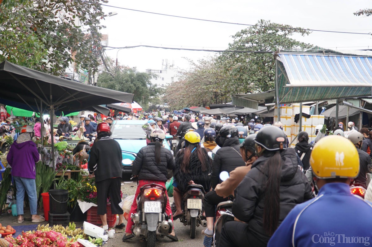 Chen chân tại chợ Tết ngày cuối năm