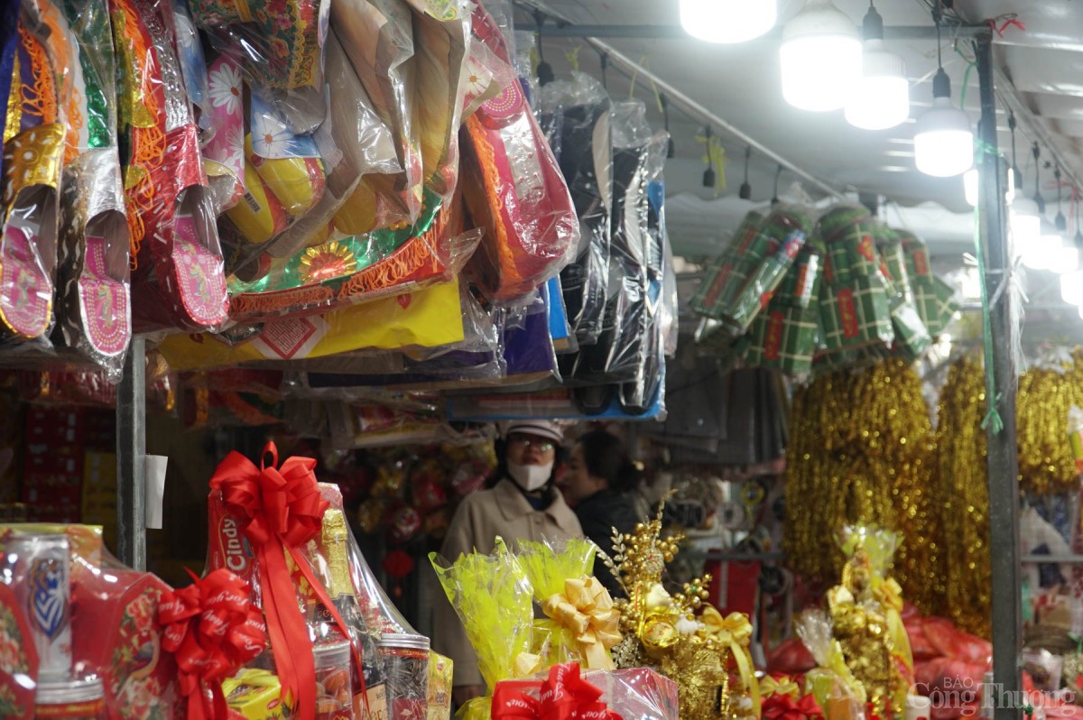 Các cửa hàng vàng mã đông người mua bán