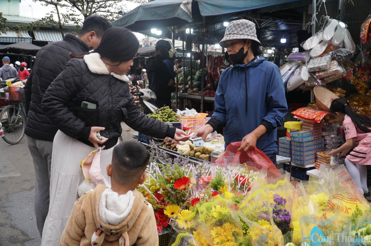 Thị trường hoa cúng đa dạng, phong phú, giá cả ổn định 