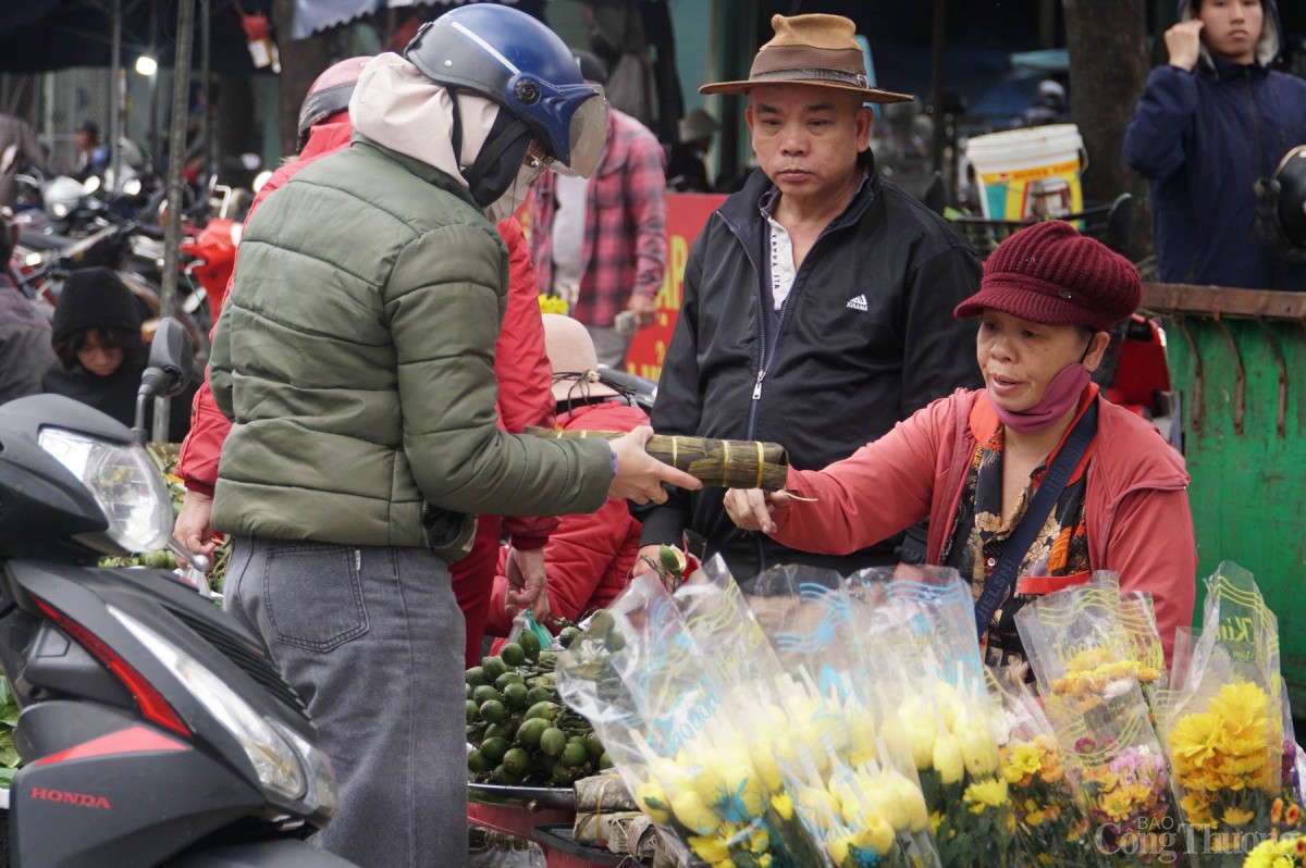 Nhiều hộ gia đình nhỏ, ít người chọn mua bánh tét, bánh chưng làm sẵn thay vì gói tại nhà