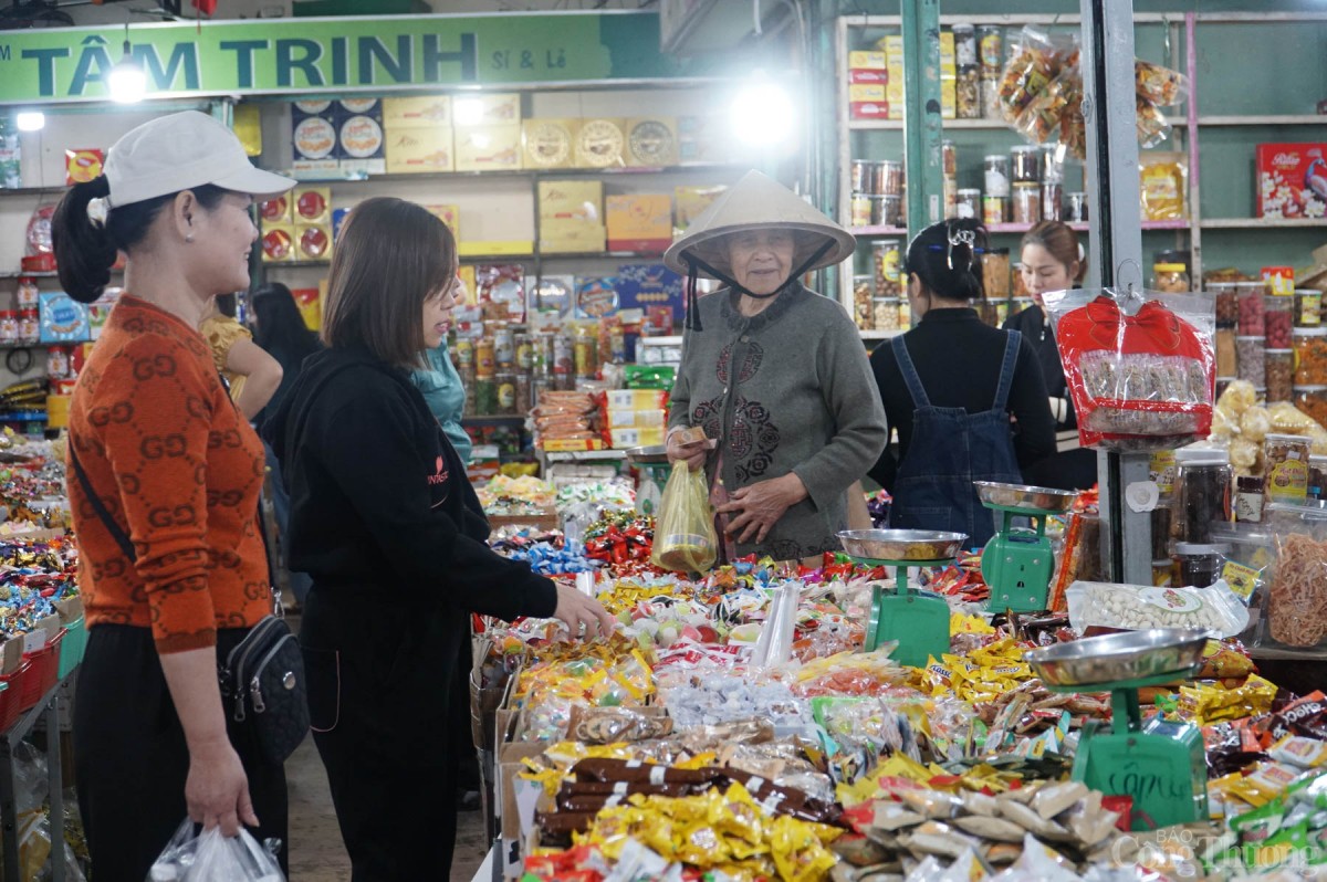 Tranh thủ mua bánh kẹo Tết