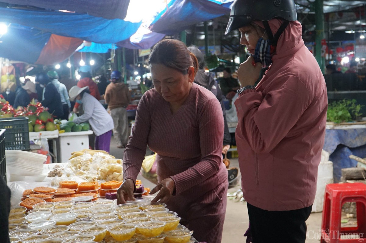 Mua xôi, chè nấu sẵn cho mâm cúng Giao thừa và mùng 1 Tết