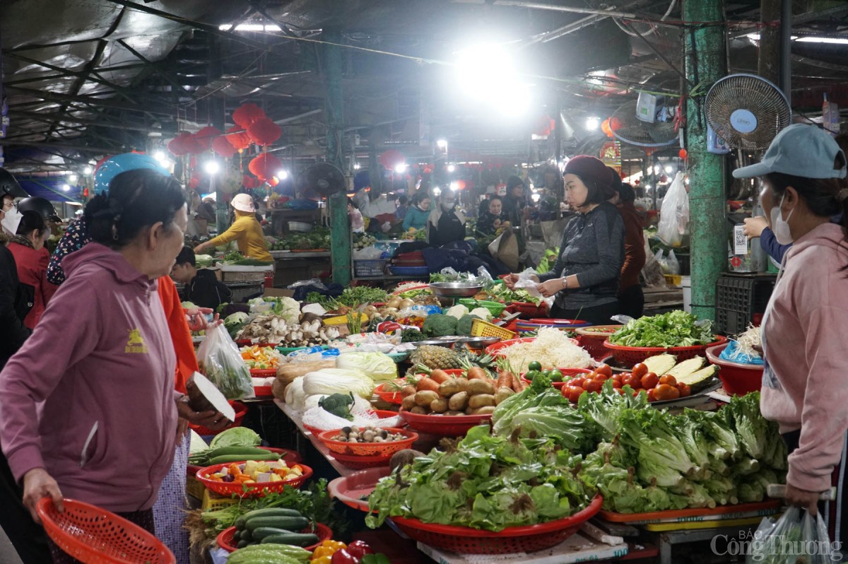 Nhộn nhịp tại các hàng rau. Giá rau xanh ghi nhận tăng tới 50% so với ngày thường như xà lách 70.000 đồng/kg; tần ô 20.000 đồng/bó, rau muống 20.000 đồng/bó (bó nhỏ); mướp đắng 40.000 đồng/kg...