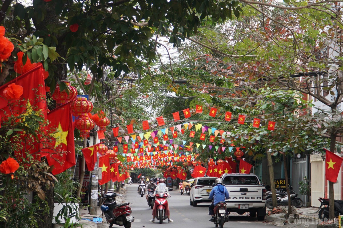 Đường phố TP. Đà Nẵng rực rỡ sẵn sàng đón năm mới Ất Tỵ 2025