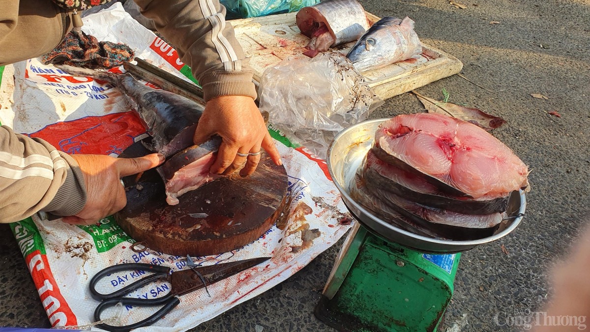 Trong khi đó, giá cá thu, tôm tăng khá cao, tăng khoảng 30 - 50% so với ngày thường