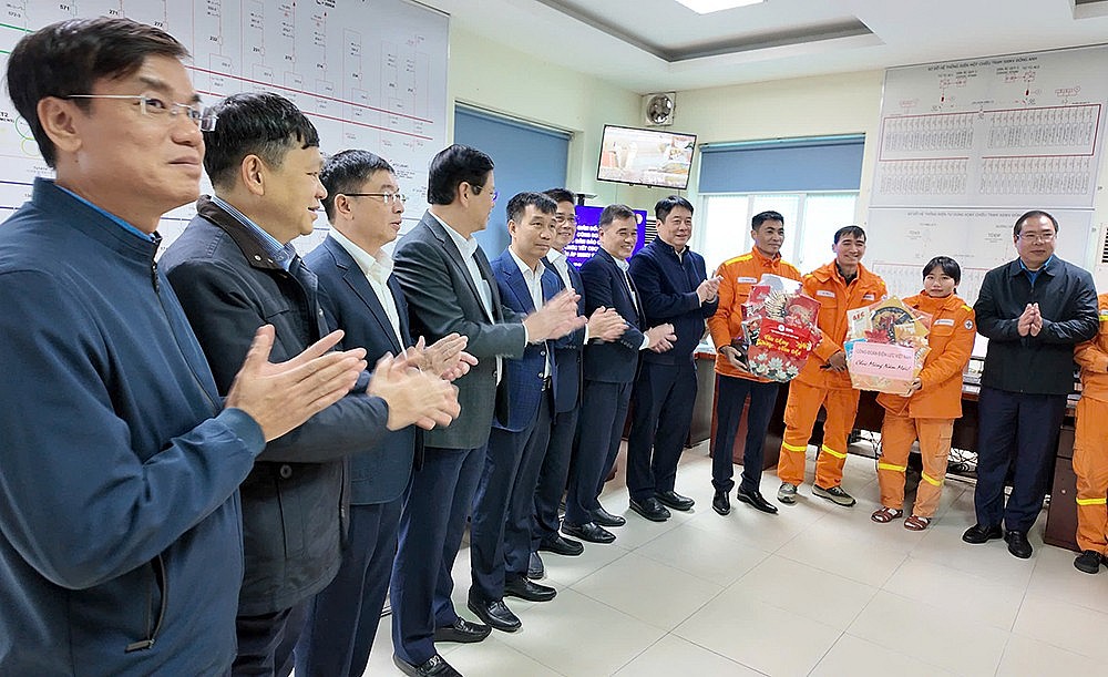 Lãnh đạo EVN chúc Tết tại Trạm biến áp 500kV Đông Anh Lãnh đạo EVN chúc Tết tại Trạm biến áp 500kV Đông Anh