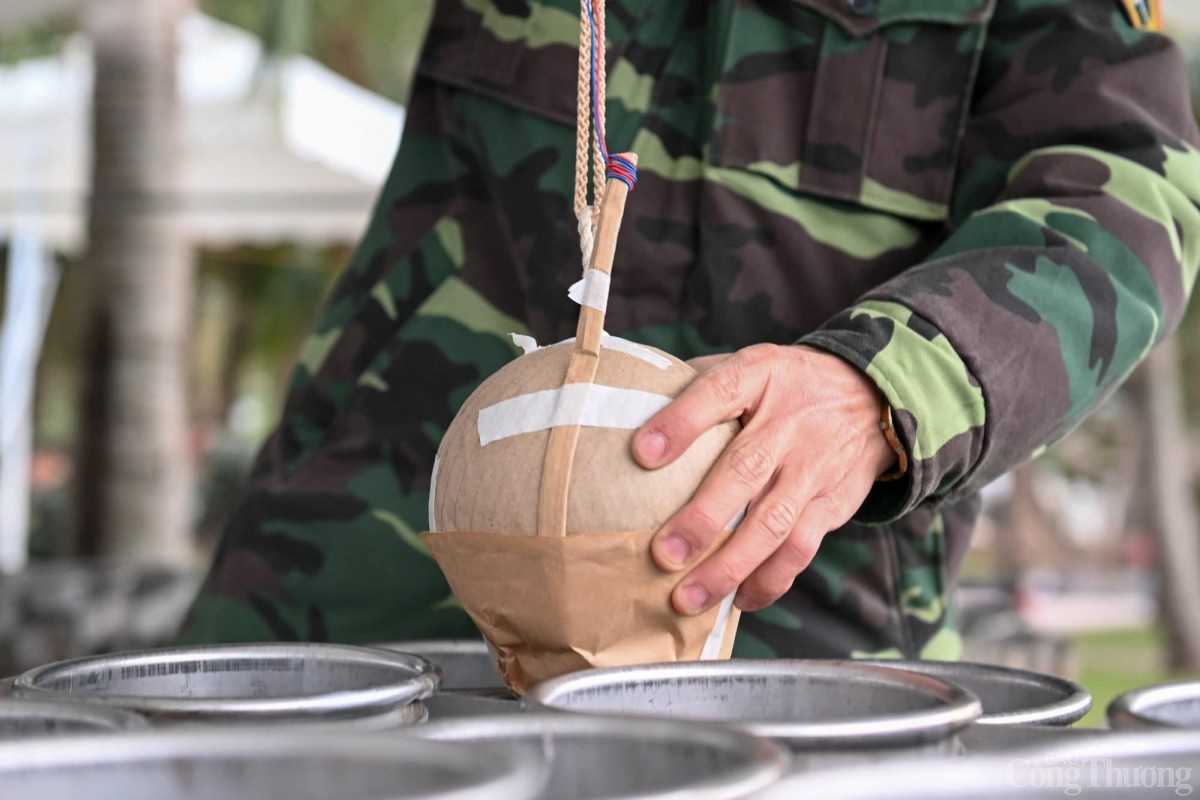 Từng quả pháo được đưa vào bệ phóng. Mọi công đoạn đều chặt chẽ, đảm bảo an toàn tuyệt đối.