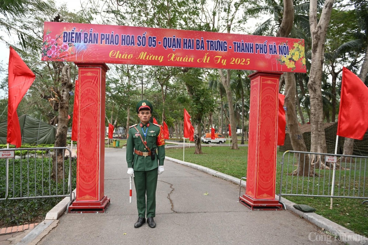 Tại điểm bắn pháo hoa số 6 ở đảo Dừa, Công viên Thống Nhất (quận Hai Bà Trưng, Hà Nội), lực lượng chức năng đang tiến hành lắp đặt pháo hoa đêm giao thừa. Hàng rào chắn được dựng lên đảm bảo công tác an toàn để các đơn vị chức năng thực hiện nhiệm vụ.