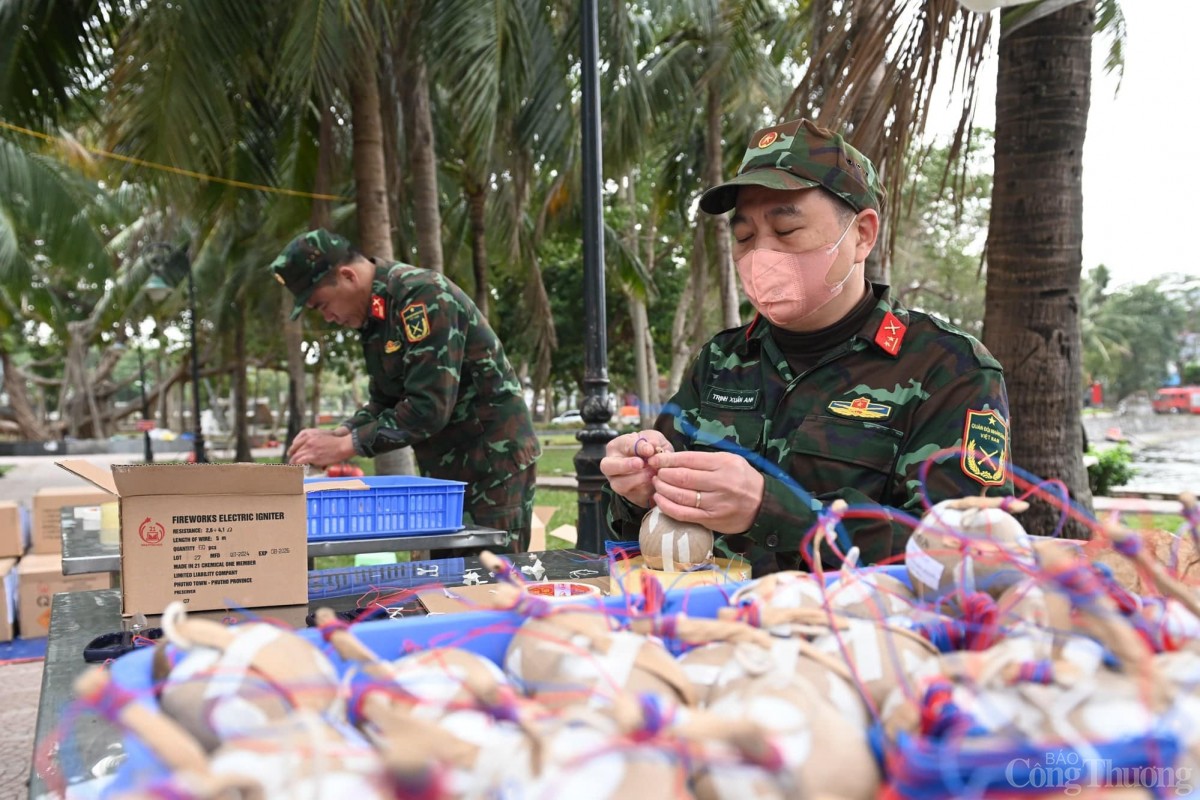 Trong lúc lắp pháo, chiến sĩ tuyệt đối tuân thủ quy tắc an toàn như: Không hút thuốc, không điện thoại hay bật lửa và các vật dụng tạo ra tia lửa, điện.