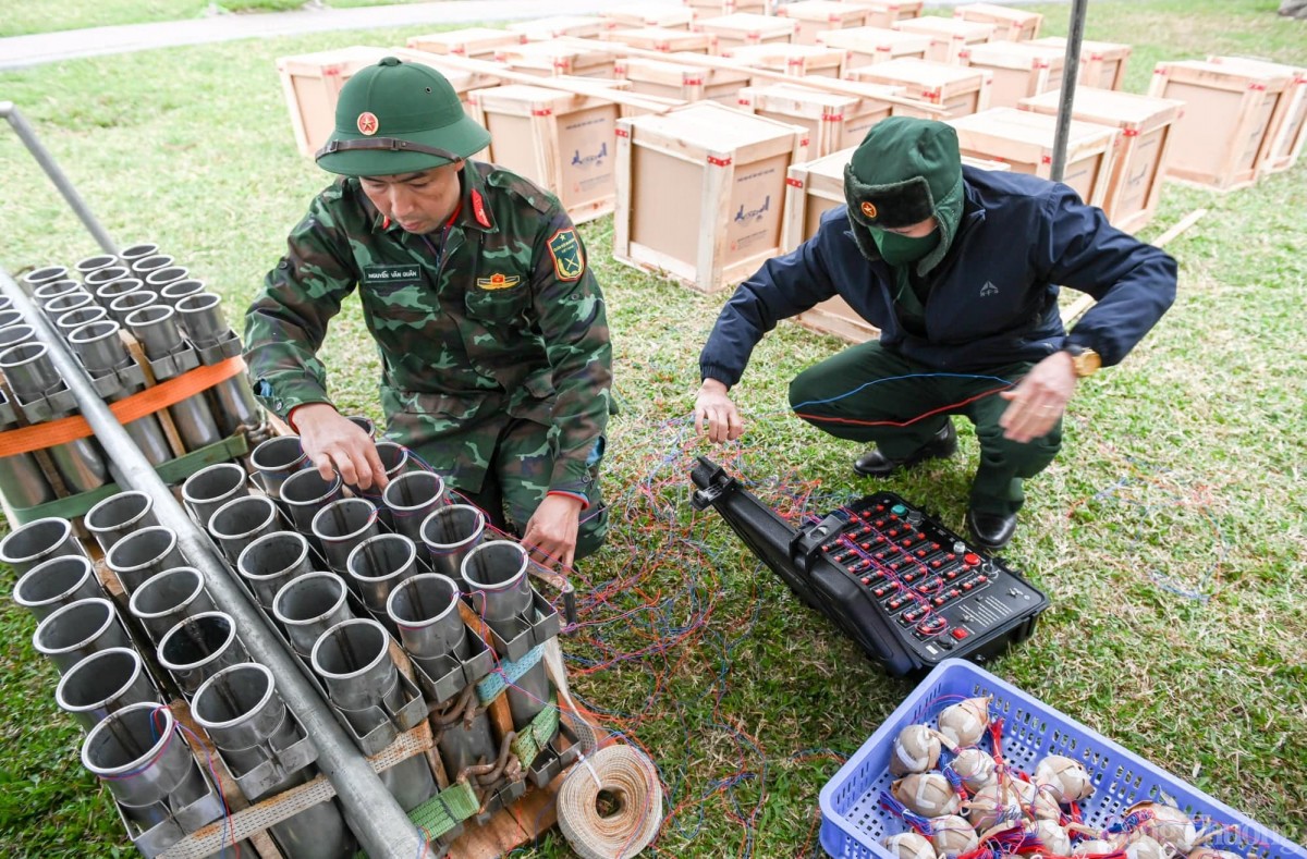 Các cán bộ, chiến sĩ Ban Chỉ huy Quân sự quận Hai Bà Trưng đấu nối pháo hoa với bệ phóng, kết nối điều khiển từ xa.