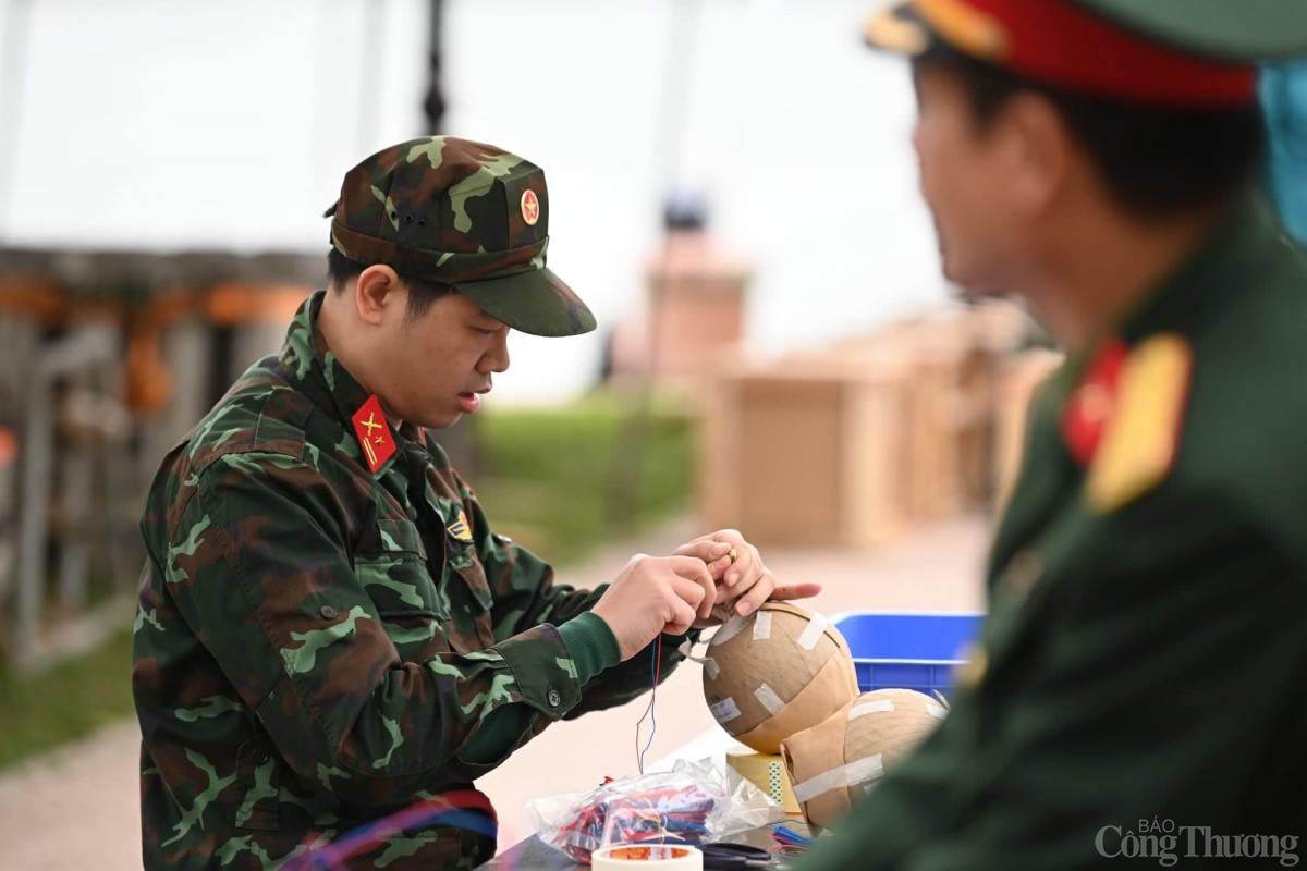 Trong lúc lắp pháo, chiến sĩ tuyệt đối tuân thủ quy tắc an toàn như: Không hút thuốc, không điện thoại hay bật lửa và các vật dụng tạo ra tia lửa, điện.