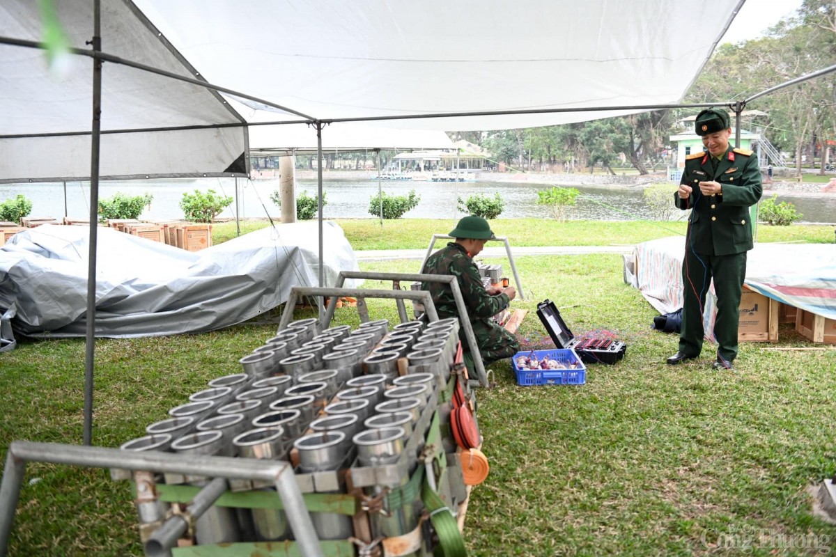 Bên trong trận địa, các giàn pháo hoa tầm cao đã được lắp đặt cố định.